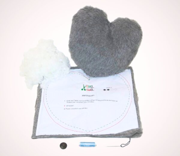 DIY Paketinhalt Nähset Herzkissen Nähvorlage grauer Kuschelstoff Füllwatte Garn Knopf Nadel